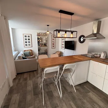 Charming House In Village Centre With Terrace بيت للعطل *