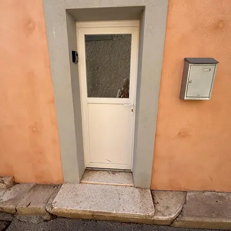 Charming House In Village Centre With Terrace بيت للعطل *